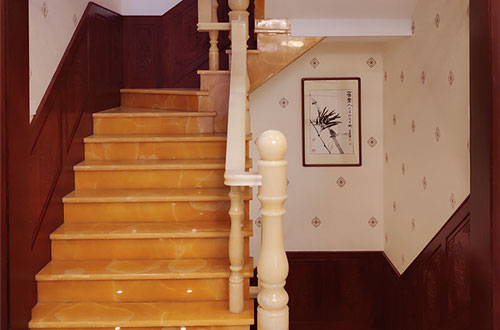 新蔡中式别墅室内汉白玉石楼梯的定制安装装饰效果